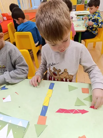 Игри с геометрични фигури.