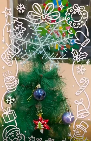 Елхата грее в светлина