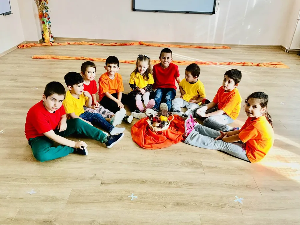 "Бърборковци" и "Ягодки" приятели добри