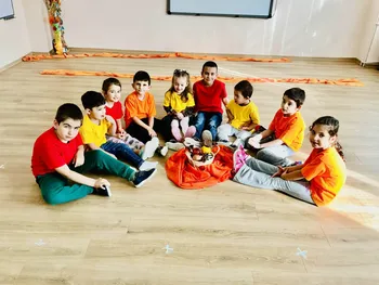 "Бърборковци" и "Ягодки" приятели добри