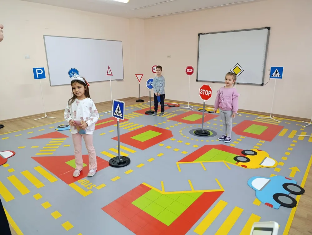 Специални гости на ДГ "Ален мак" бяха телевизиония екип от БНТ Варна и талантливите артисти от Държавен куклен театър - Варна