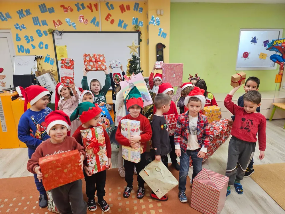 Елхичката ни грейна в светлина